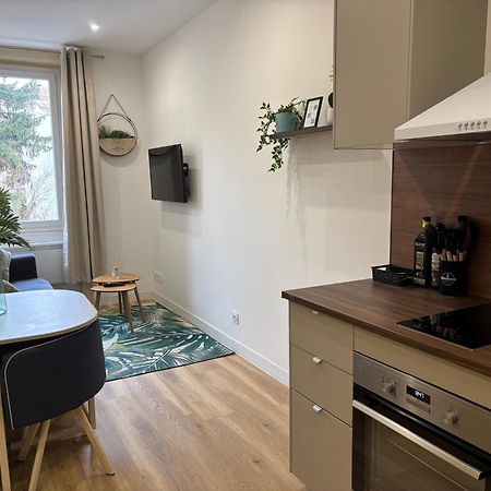 Elegant T2 A Bron, Tramway A 2Min, Box Parking, 4Personnes Apartment Екстериор снимка