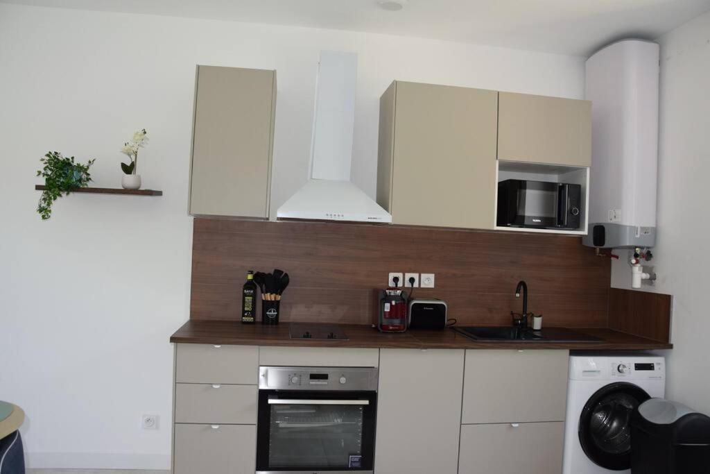 Elegant T2 A Bron, Tramway A 2Min, Box Parking, 4Personnes Apartment Екстериор снимка