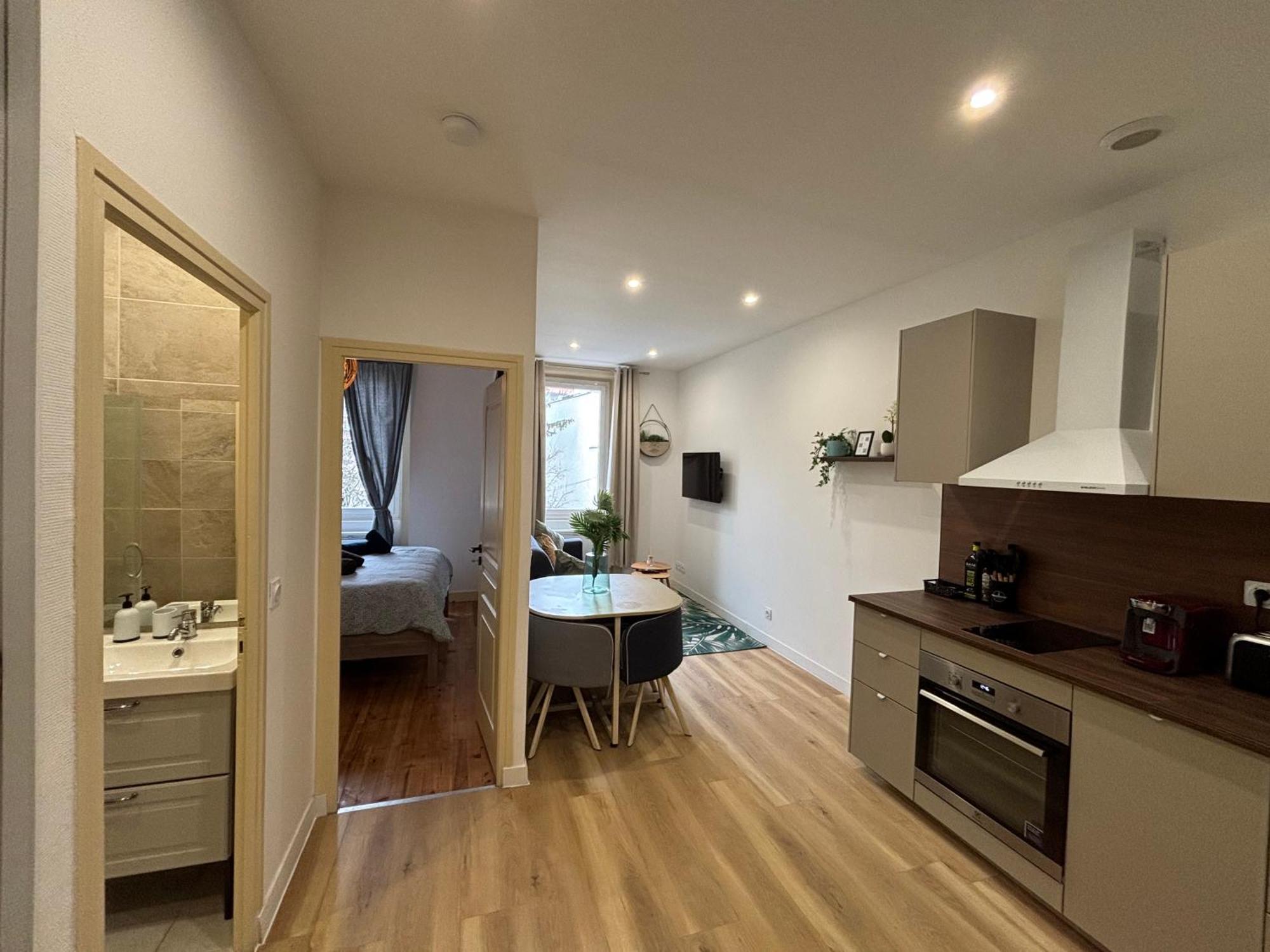 Elegant T2 A Bron, Tramway A 2Min, Box Parking, 4Personnes Apartment Екстериор снимка